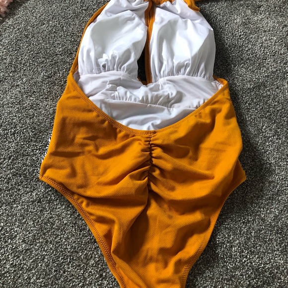 Cupshe Swimsuit - Picture 6 of 8